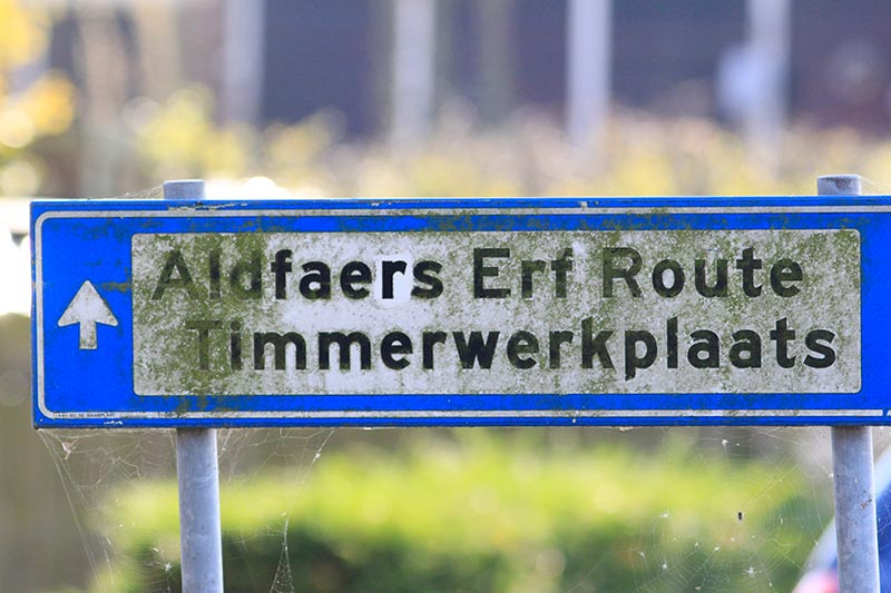 Oude ANWB-borden wijzen naar niet meer actieve onderdelen van Aldfaers Erf. Foto: ©Albert Hendriks Friesland Holland Nieuwsdienst
