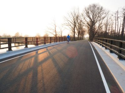 Nieuwe brug over rivier Tsjonger bij vakantiepark De Driesprong klaar