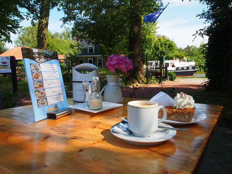 Doe de Friese winkeltjesroute op de fiets en bezoek ook de thee- en koffieschenkerij van Monica en Hans Dijkstra aan de Dokkumer Ee, pal naast het beroemde Elfstedenbruggetje. Info: www.koffieentheeschenkerijbartlehiem.nl