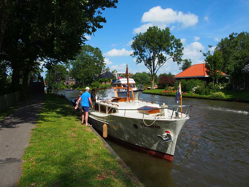 Overstappen in Bartlehiem: uit de boot op de fiets voor de Friese winkeltjesroute.