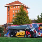 Nieuwe Friesland promotiebus van Van der Valk Exclusief rijdt door heel Europa