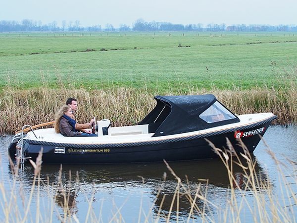 Proefvaren bij ijzige kou (18 december 2013). Met de E-sensation sloep kun je 8 tot 12 uur varen zonder bijladen dankzij een ingenieus efficiencyverhogend systeem.