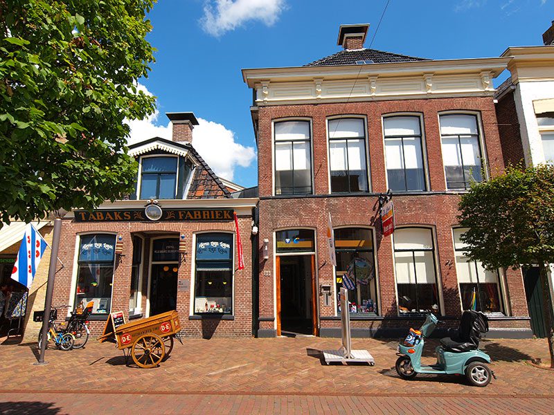 Het beroemdste winkeltje van Nederland, de museumwinkel waarin Egbert Douwes in 1753 een nering in koloniale waren startte. Daarvoor voer hij op een kofschip, die de kolk van Joure als thuishaven had, langs de Nederlandse Noordzeekust en Duitse Oostzeekust. Hij verdiende daar een aardige cent mee.