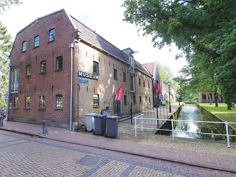 De voormalige fabriekspanden van Douwe Egberts in Joure vormen nu samen een groot museum met koffie- en theeschenkerij.