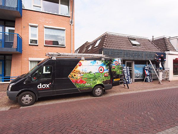 ‘Albert Hendriks’ wordt door de medewerkers van Dox Reclame uit Joure van de gevel gehaald om plaats te maken voor ‘Friesland Holland Tourist Information & Travel Service’.