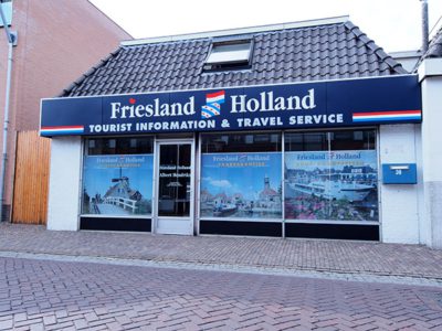 Nieuwe reclamepanelen op kantoor Friesland Holland