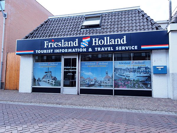 Dox uit Joure bracht nieuwe gevelreclame aan op het kantoor van Friesland Holland in het centrum van Wolvega.