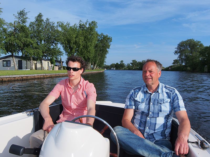 De productontwikkelaars Sebastiaan Strampel (links) en Mario Bor demonstreren persoonlijk de werking van hun E-boat Power Packs op Boot Holland, in de Saksenhal in de stand van E-sensation Friesland Holland, naast de steiger met motorjachten. 