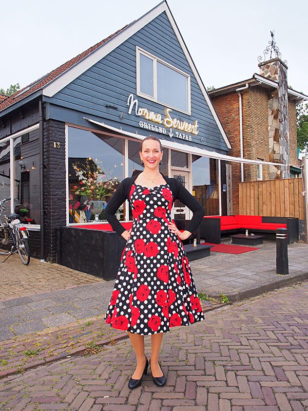 Eigenaresse en gastvrouw Norma de Jong voor haar restaurant aan de Gedempte Haven in Grou.