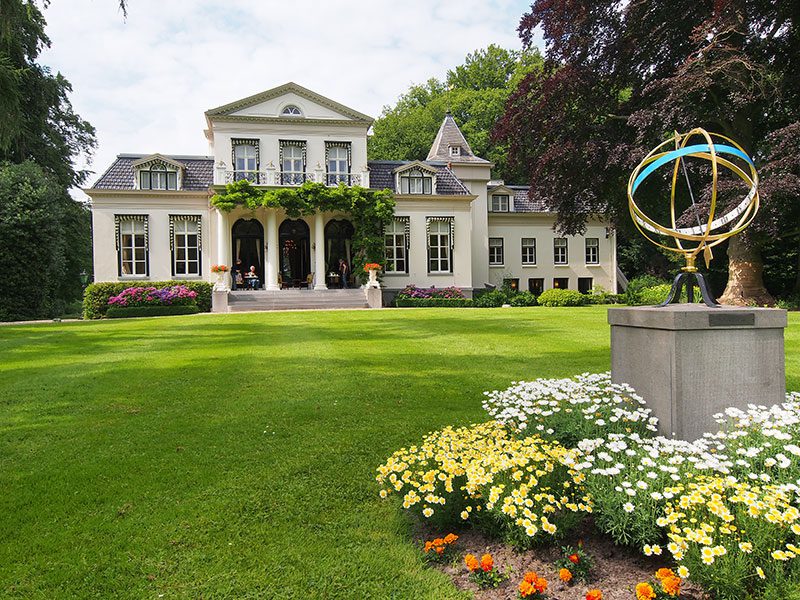Fleurig Friesland: de tuin van Huize Oranjewoud in Oranjewoud bij Heerenveen, eens een koninklijke buitenplaats.