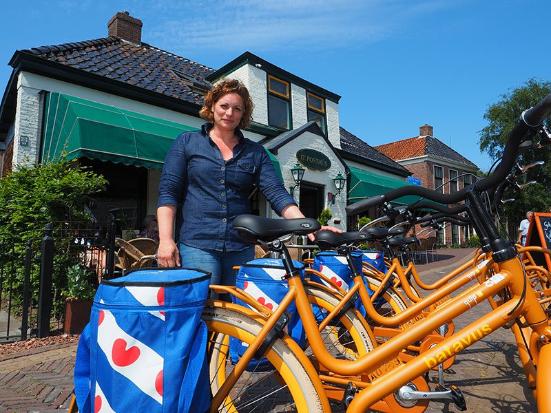 Horecaondernemers Sjoerd en Saskia Bosgra van hotel-restaurant It Posthûs hebben een primeur: zij faciliteren de eerste Off the Boat On the Bike locatie in Friesland.