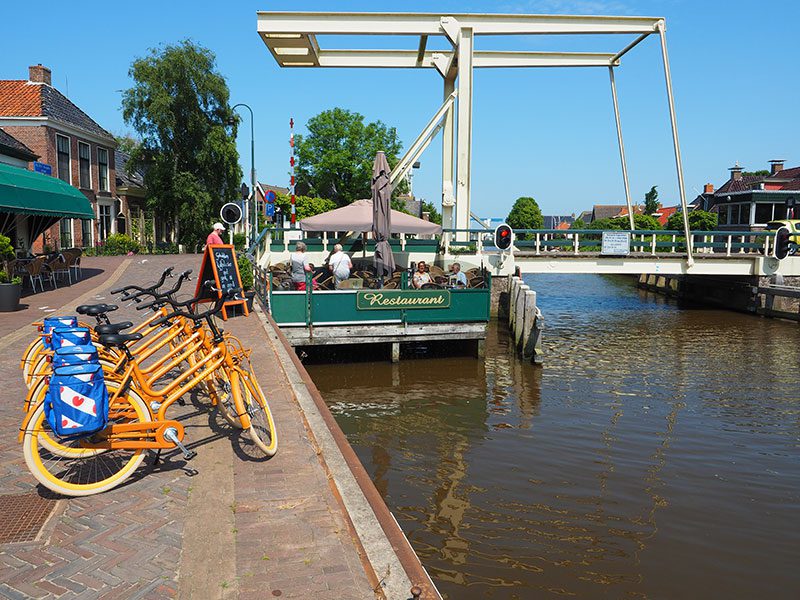 Van de boot op de fiets. Het kan nu in Burdaard en binnenkort ook in Lemmer bij watersportcentrum en marinapark Tacozijl.