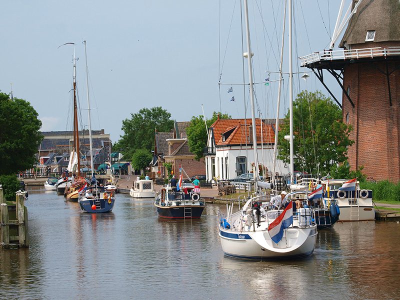 Veel watersporters passeren Burdaard (tussen Leeuwarden en Dokkum) zonder te weten wat voor moois er achter de gevels schuilt.