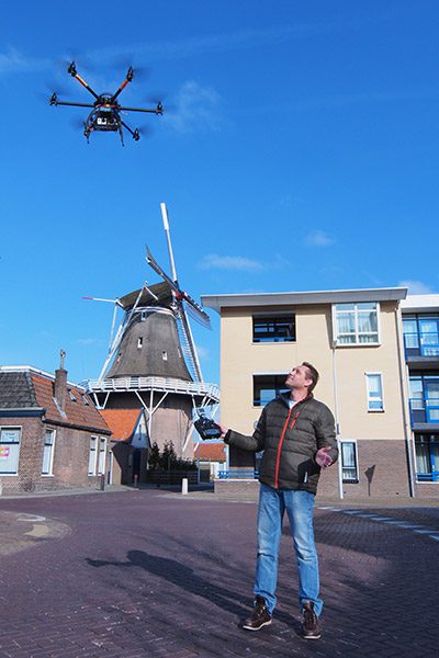 Ronald Jagt wil van zijn nieuwe hobby een beroep maken: luchtopnamen met een mini-heli. Het apparaat moet hij goed in de gaten houden, anders snoeit het ongevraagd heggen. 