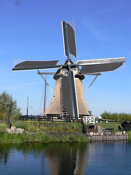 Molen De Rietvink is een poldermolen met een bijzondere historie. De molen maakte ook geschiedenis in de Tweede Wereldoorlog. Lia en Rolf van der Mark vertellen er over in het door hen gerestaureerde monument.