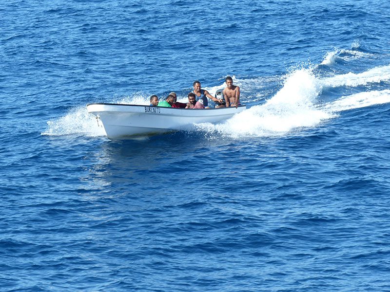 Hoe relaxed de Fijianen ook zijn, varen doen ze bijna altijd vol gas. En benzine overgieten tijdens het varen, zonder ook maar één drup te morsen, is ook een sport. 