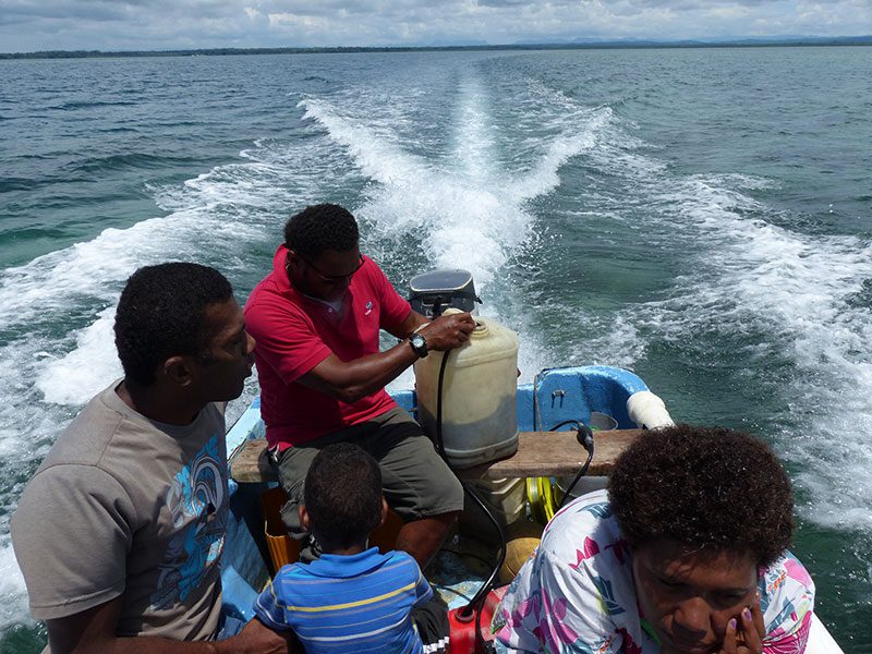 Hoe relaxed de Fijianen ook zijn, varen doen ze bijna altijd vol gas. En benzine overgieten tijdens het varen, zonder ook maar één drup te morsen, is ook een sport. 