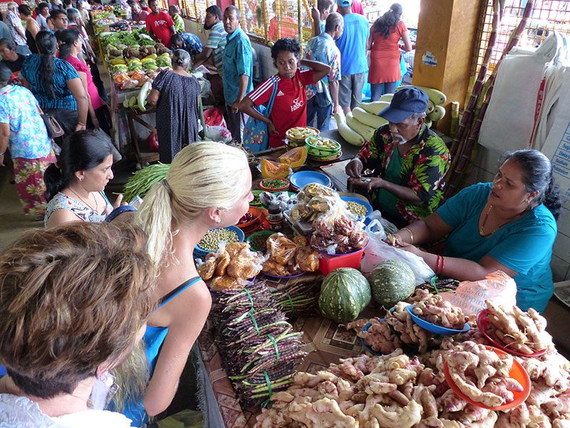 Op de markt in de hoofdstad Suva is uw Eurocent een Fiji-dollar waard. Temperatuur tussen de 30 en 40 graden Celcius. 