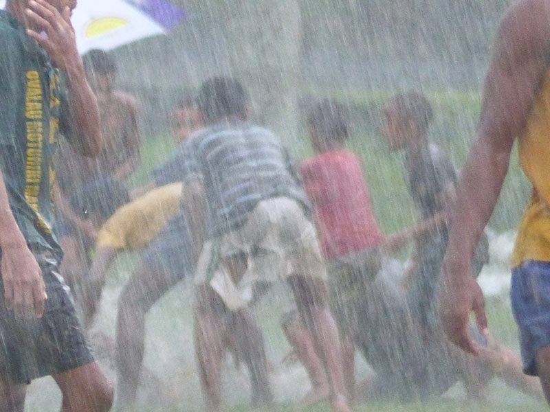 Ook in de tropen regent het vaak. Dan is het centrale rugbyveld dé speelplaats voor kinderen.