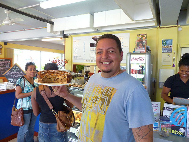 Dirk Rodenburg, afkomstig uit Voorschoten bij Leiden, en zijn Fijiaanse team hebben in de hoofdstad Suva en Nadi veel succes met Nederlandse appeltaart en Italiaanse koffie. Dirks zaken heten Bulaccinno. “Bula” is Fijiaans voor welkom, hoi. 