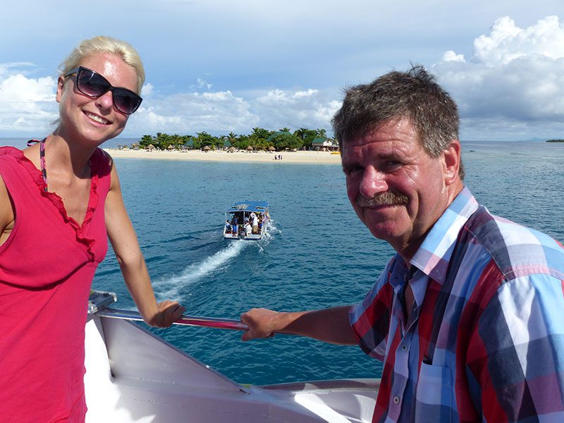 Anna Marie en Albert Hendriks op weg naar de Yasawa-eilanden, één van de archipels van Fiji-groep.