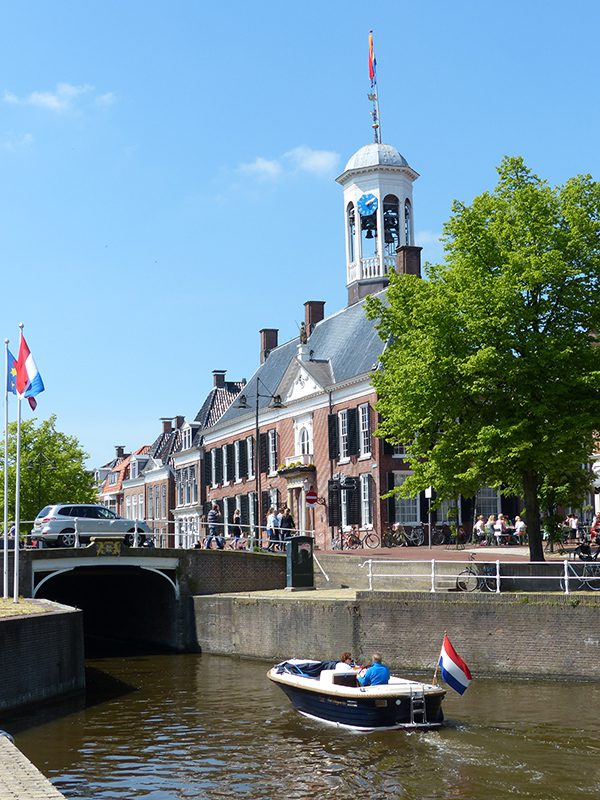 Varen levert veel minder stress op dan autorijden. Senioren huren en bezitten dan ook graag een motorjacht of sloep, zoals op deze foto in Dokkum. Info boot huren in Friesland: www.boatcharterholland.nl en www.frieslandholland.nl