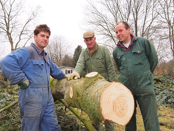 De Wierda’s zijn nu druk met het in orde maken van het terrein voor kamperen nieuwe stijl. V.l.n.r. Stefan, Hessel en Simon Wierda.