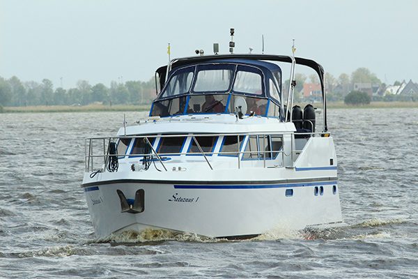 Wie een hoge kruiser huurt — of heeft — is verzekerd van een goed uitzicht op de Friese meren en vaarten, zoals de vernieuwde Turfroute. Door de recente oeverhogingen en andere barrières is de belangstelling voor hogere boten, zoals kruisers en kotterjachten, weer toegenomen.
