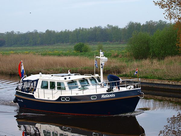 In dit soort lage motorboten (kruiphoogte ca. 2,40 m) kun je nog net over de meeste waterkeringen kijken. Veel nieuwe routes in Friesland zijn lage-boten-routes, zoals de net geopende Noordelijke Elfsteden Vaarroute (eisen boot: max 2,40 m hoog, max 1,30 m diep).