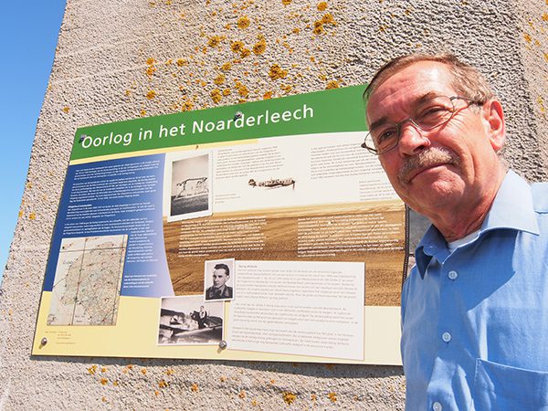 De onthulling van het infopaneel op 16 juli 1014 werd bijgewoond door de stiefzoon van de in 1943 boven het Noarderleech verongelukte vliegenier Georg Wilhelm, Peter Michael Krämer (foto).
