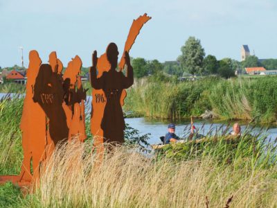Pleziervaarders en fietsers verbazen zich over Elfstedenmonument in Tjerkwerd: wie zijn zij?