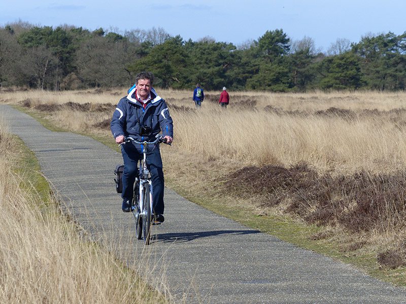 E-bike tester Albert Hendriks op het testcircuit Doldersummerveld in Drenthe (Nationaal Park Drents Friese Wold) is heel enthousiast over de prestaties van de Pointer E-Forta N7.L Eco, maar testende fietstoeristen vinden de Pointer helemaal niks. “Het is een fiets met een gebruiksaanwijzing, letterlijk en figuurlijk. Je moet een goed geheugen hebben om dit streekproduct — uit de Friese Wouden — vlot te kunnen bedienen”. 