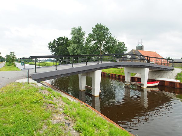 Het nieuwe Polderhoofdkanaal: veel baggerwerk, nieuwe kaden en aanlegplaatsen, tien nieuwe bruggen en twee sluizen (één nieuwe en één ingrijpend gerestaureerde). Fotolocatie: tussen Nij Beets en De Veenhoop.