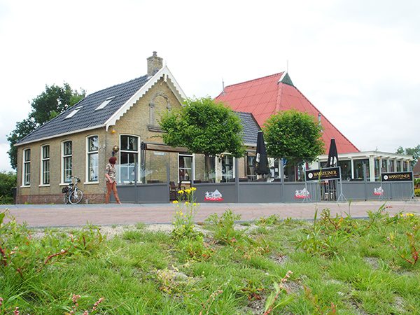 Restaurant It Polderhûs in De Veenhoop ligt direct aan het Polderhoofdkanaal.