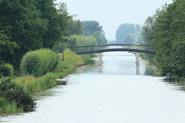 De Veenhoop ligt tussen Grou en Drachten, in een omvangrijk waterrijk natuurgebied.