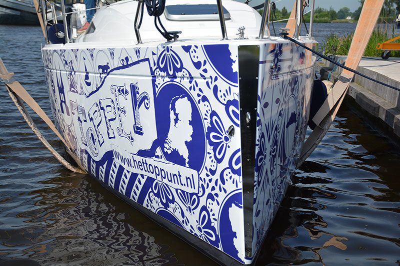 De Hollandboot van Het Toppunt trekt veel aandacht op de Friese wateren.