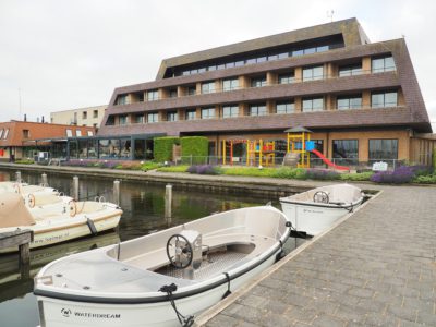 Prins Bernhard van Oranje-Nassau meert af bij hotel Iselmar in Lemmer