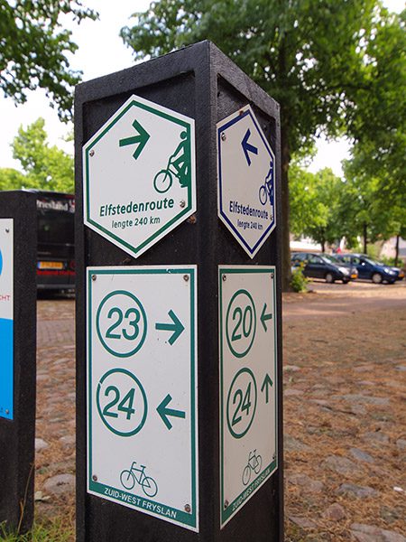 Elfstedenbordjes worden in stadscentra vaak niet opgemerkt door fietsers omdat ze te hoog hangen en wielrijders alle aandacht bij het verkeer nodig hebben. Op het platteland, bijvoorbeeld in Oudemirum op Gaasterland, speelt het probleem niet.  
