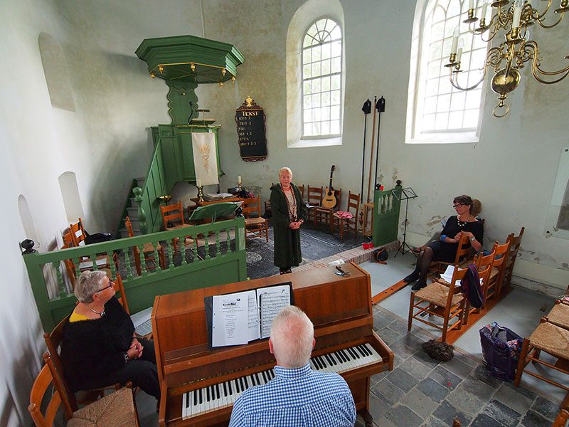 De zanggroep van TOM uit Purmerend oefende zondagmiddag 28 september 2014 in oude Sint-Vituskerk op de vroeger grotendeels afgegraven terp van Wetsens.