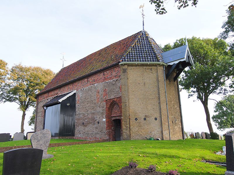 De uit vele bouwmaterialen opgetrokken Sint-Vituskerk op de terp van Wetsens dateert uit de 12e eeuw en was oorspronkelijk gewijd aan Sint-Vitus. In de 16e eeuw kreeg de kerk een nieuwe kap en een nieuwe ingang. De vensters in het koor dateren uit 1836. Na de instorting van de toren werd in 1842 de westgevel driezijdig afgesloten en werd aan de buitenzijde een hangende klokkenstoel geplaatst. De kerk kreeg bij de restauratie in 1974 aan de noordzijde een houten aanbouw. Het orgel is in 1933 geplaatst en afkomstig uit Sappemeer.