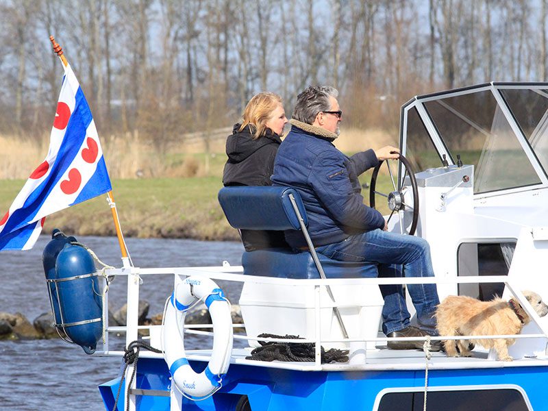 Niets mooier dan varen onder Friese vlag, weer of geen weer. (26 maart 2016, Houkesloot, Sneek).