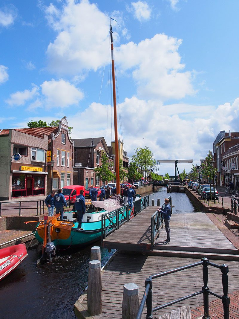 Gorredijk manifesteert zich vanaf 2016 als de poort van de Friese turfroute, klein, maar gezellig en alle winkels aan of dichtbij de kade.