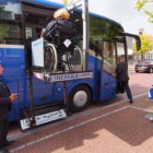 Rolstoelers reizen eerste klas in Friese touringcar