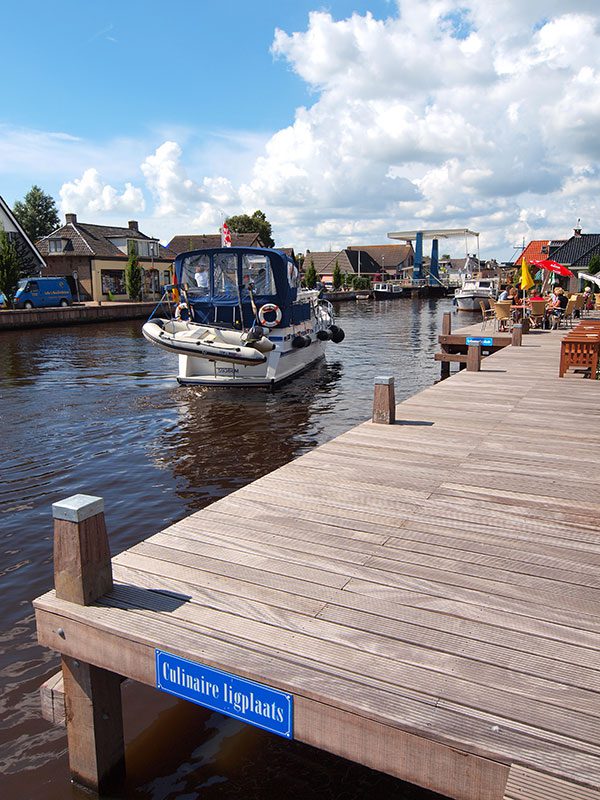 Wie van de Overijsselse meren naar de Friese meren vaart kan niet om Echtenerbrug-Delfstrahuizen heen. Het waterdorp is enorm opgewaardeerd met nieuwe kaden, aanlegplaatsen, strand en een watervillapark.