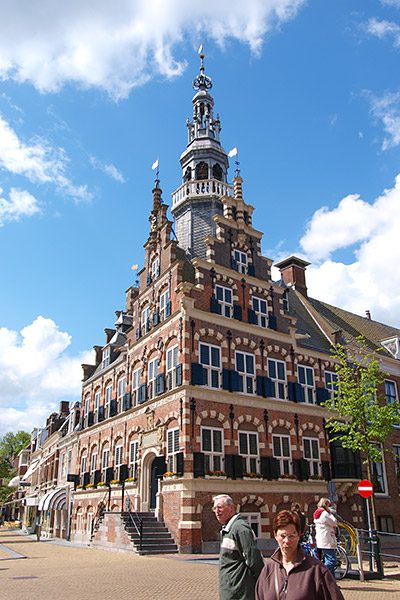 Bezoektip: Stadhuis. Het stadhuis van Franeker werd tussen 1591 en 1594 in de Friese renaissancestijl gebouwd en was tamelijk nieuw toen Saskia in de toenmalige universiteitsstad werkzaam was als hulp in de huishouding van de Poolse hoogleraar Maccovius. 
