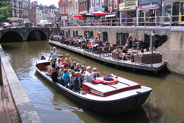 Doetip: een rondvaart door de grachten van Leeuwarden. U proeft de sfeer van oud Amsterdam.