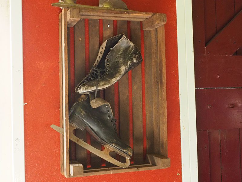 Een kijkje in het Earnewâldster “schaatsmuseum”, een klein zusje van het skûtsjemuseum.