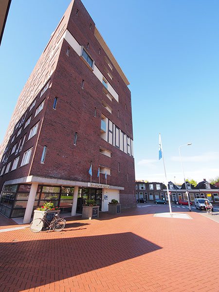 NH Hotel Groningen in het centrum van Groningen (tegenover het Universitair Medisch Centrum Groningen, UMCG) werkt actief mee aan de ontwikkeling en verkoop van groepsreizen en vakantiearrangementen vanaf Groningen Airport Eelde. Het hotel verschafte twee dagen gratis onderdak aan journalisten en publicisten die Noord-Nederland promoten in Spanje en Italië. Info: https://www.friesnieuws.nl/4359