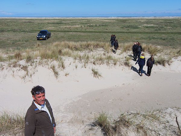 Vrijdag 24 mei 2013: Jan Harthoorn (links onder) leidde de journalisten te voet, per terreinwagen en per huifkar over Schiermonnikoog. Info: www.harthoornhuifkarren.nl