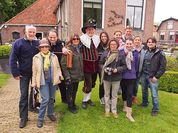 Zondag 26 mei 2013: Op de foto met de stadsomroeper van Sloten, Pieter Haringsma, bij Fries restaurant De Mallemok. Links persreissponsor Kees Alberts van Ottenhome Heeg, rechts achter manager Jan IJben, ook van Ottenhome Heeg. Info: https://www.friesnieuws.nl/4357